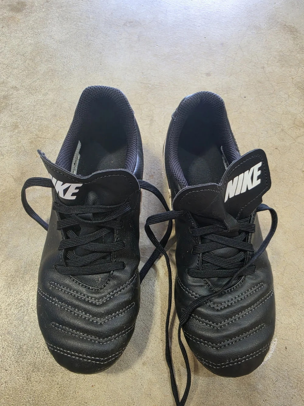 Nike Tiempo Legend Club FG Soccer Cleats Kids Size 2.5Y Black/White Youth Footba